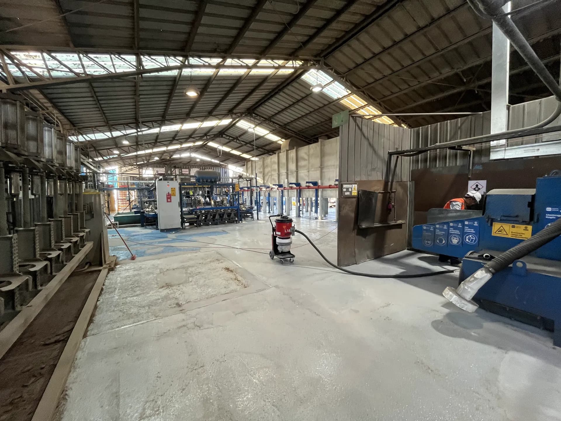 Recuperación de Piso Industrial en Planta de Manufactura — foto 1 de 32
